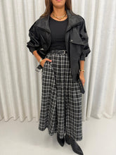 Load image into Gallery viewer, Plaid skirt with belt
