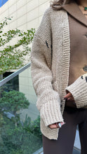 Load image into Gallery viewer, Collared winter cardigan
