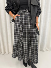 Load image into Gallery viewer, Plaid skirt with belt

