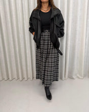 Load image into Gallery viewer, Plaid skirt with belt
