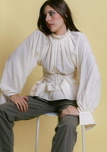 Load image into Gallery viewer, Ruffled white top
